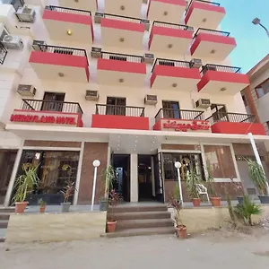 Merry Land & Roof Nile Restaurant Otel